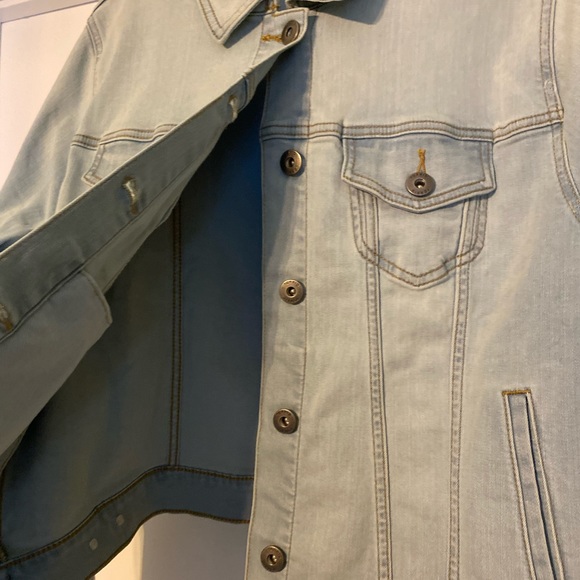 Torrid Women's Light Blue Washed Ombre Denim Jacket Size 2 Feel The Fit Stretch - Picture 7 of 12